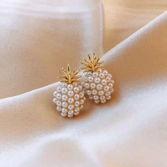 “Royal Appetite” Pearl Gold Pineapple Stud Earring - Picture 5 of 8